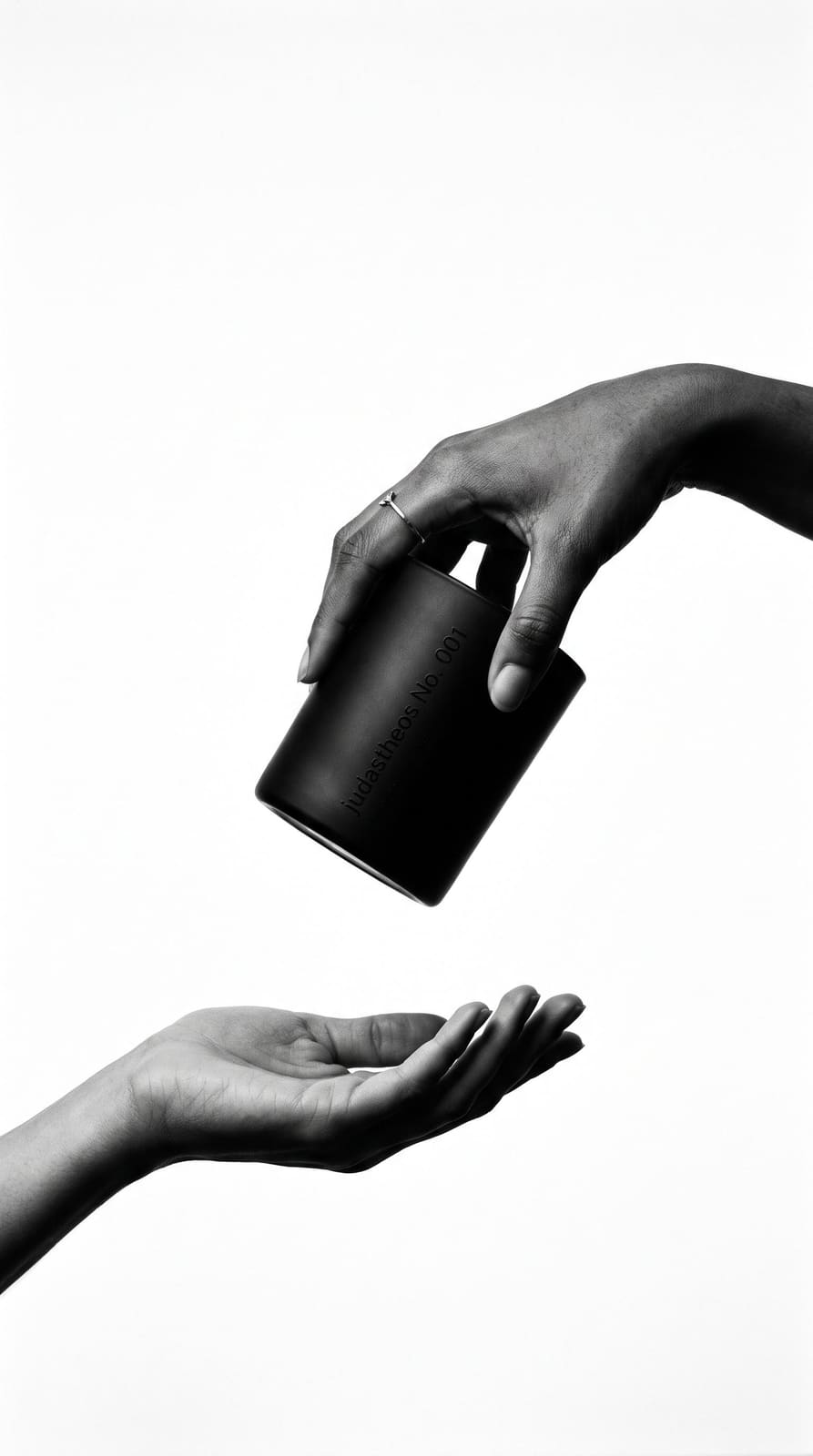 Pieza de mano — Cerámica negra mate, terminada a mano