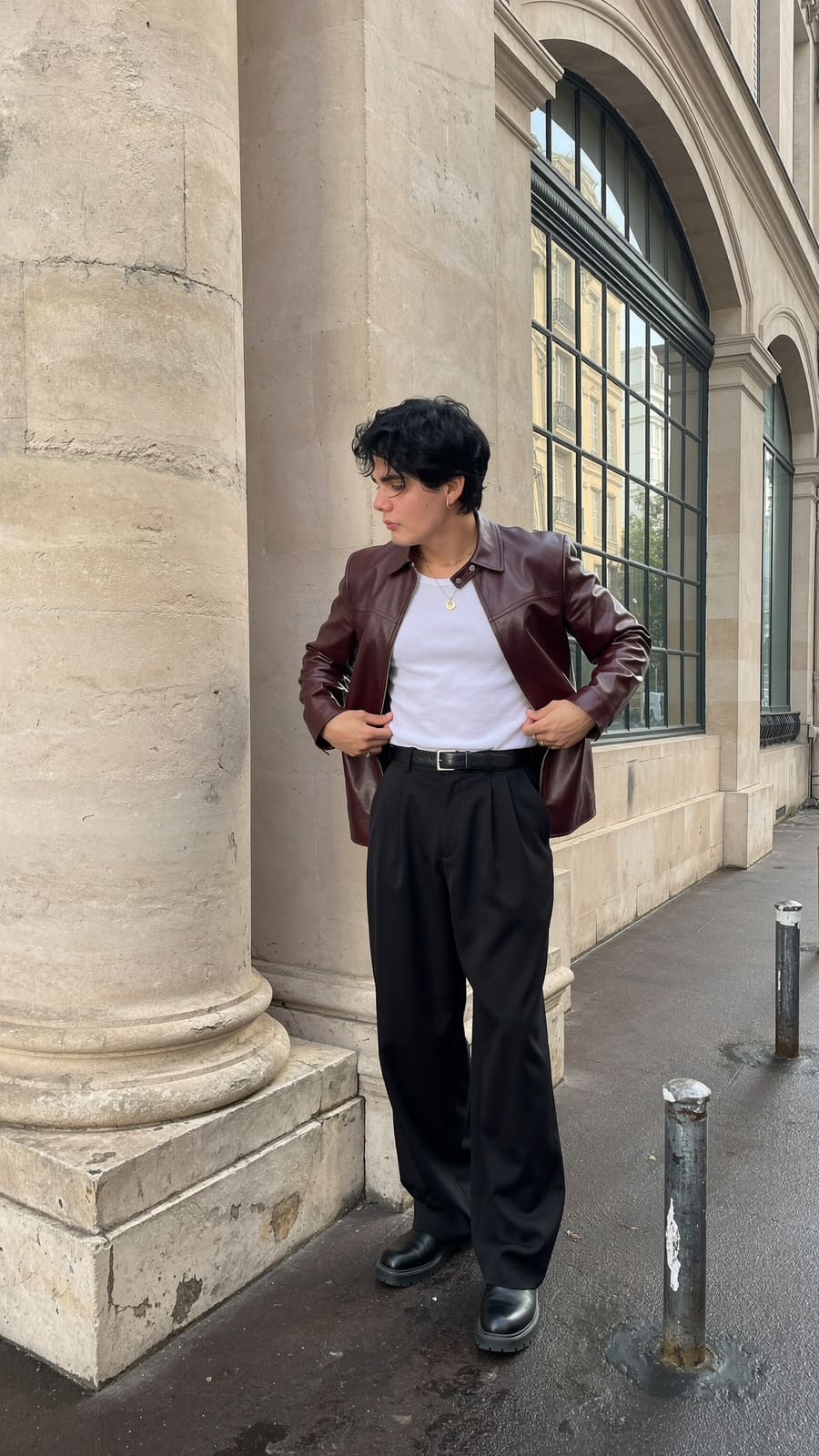 Columnas — Chamarra de piel · camiseta · pantalón plisado