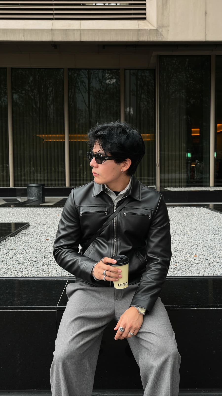 Café — Chaqueta de piel · pantalón de lana